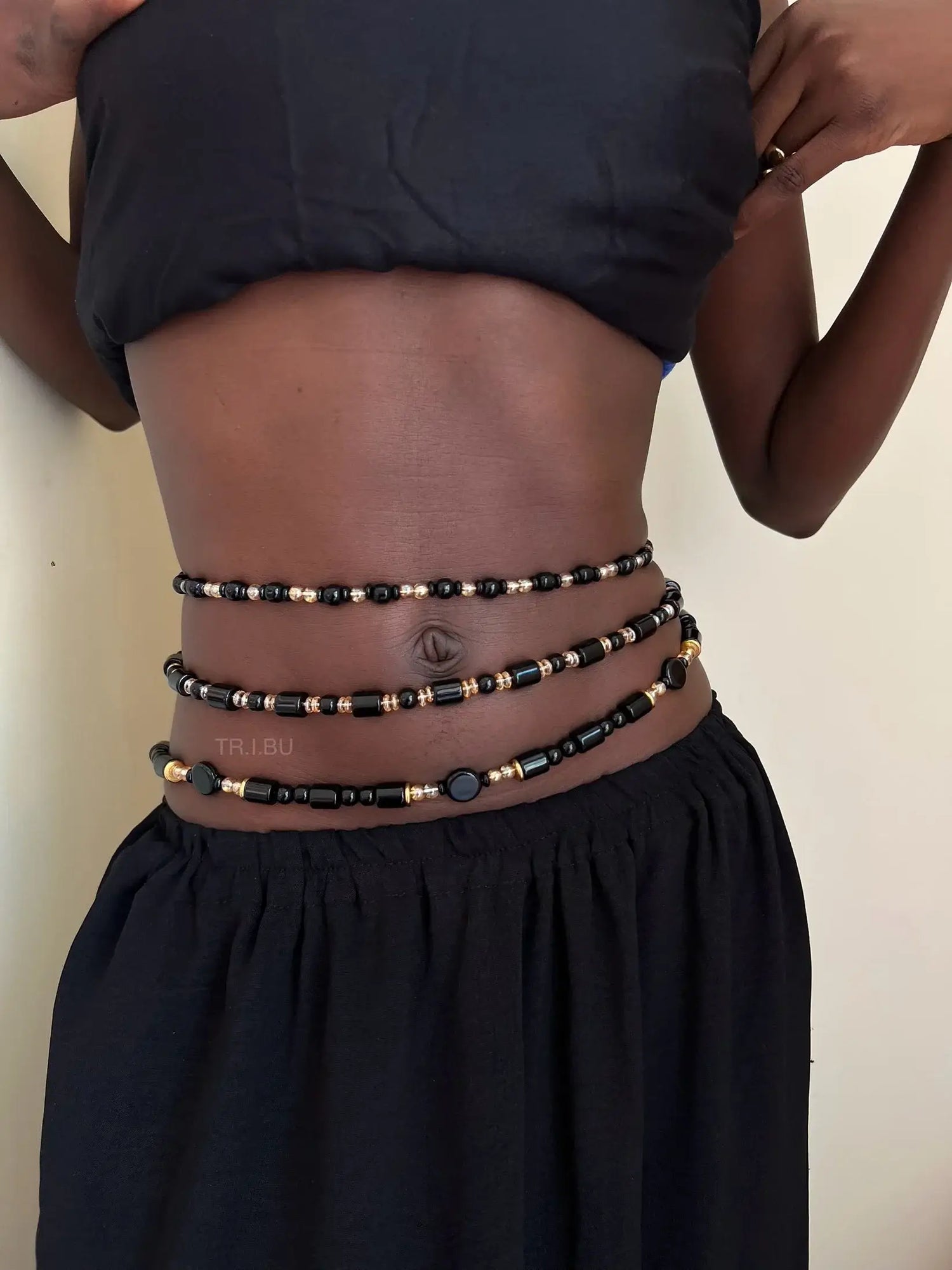 Chaine de taille heritage baya en perles noires avec accents dorés set heritage élégant et raffiné