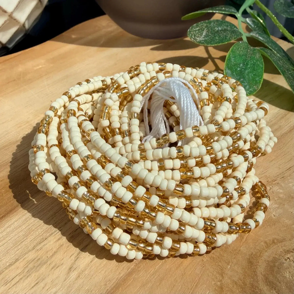 Collier beaded baya sunshine en perles cylindriques crème et or avec cordon blanc noué au centre
