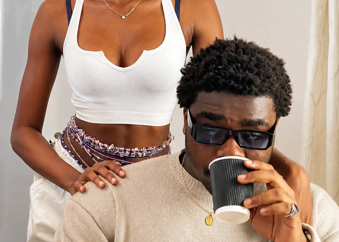 Gobelet à café en papier nervuré noir avec un couvercle blanc